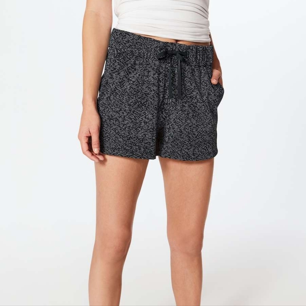 Lululemon On The Fly Short (2.5")Soundwave White Black / Black